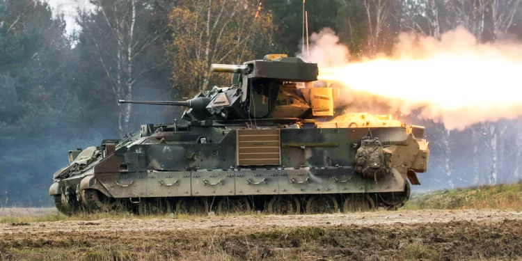 Tanque T-90M ataca a un IFV Bradley a más de 4,8 km