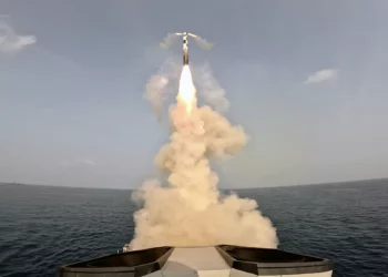 Éxito de la Armada India en prueba de misil BrahMos desde destructor