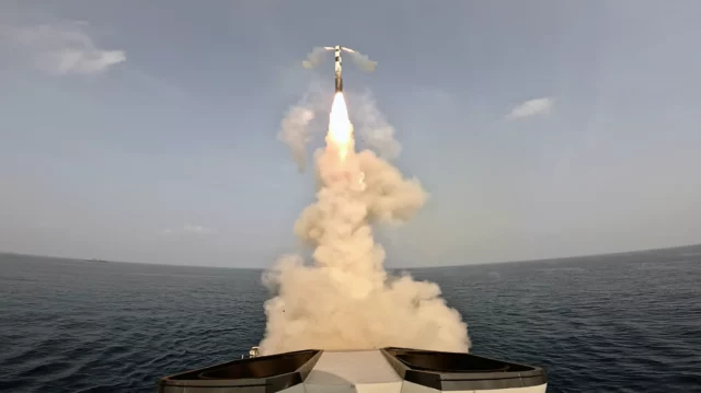 Éxito de la Armada India en prueba de misil BrahMos desde destructor