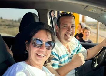 Cientos de evacuados de Shlomit regresan a su pueblo cercano a la frontera de Gaza