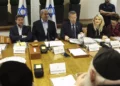 El primer ministro Benjamin Netanyahu (2º izq.) encabeza la reunión semanal del gabinete junto al secretario del gabinete Yossi Fuchs (3º izq.) y el ministro de Finanzas Bezalel Smotrich (1º izq.) en el Ministerio de Defensa en Tel Aviv el 7 de enero de 2024. (RONEN ZVULUN / POOL / AFP)