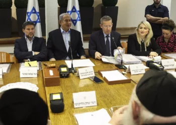 El primer ministro Benjamin Netanyahu (2º izq.) encabeza la reunión semanal del gabinete junto al secretario del gabinete Yossi Fuchs (3º izq.) y el ministro de Finanzas Bezalel Smotrich (1º izq.) en el Ministerio de Defensa en Tel Aviv el 7 de enero de 2024. (RONEN ZVULUN / POOL / AFP)