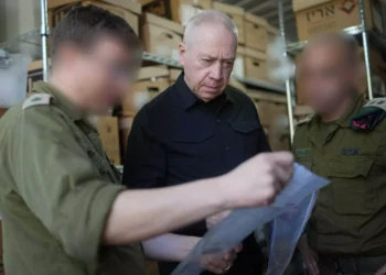 Foto del Ministro de Defensa Yoav Gallant (C) visitando una base de Inteligencia Militar en el centro de Israel el 8 de febrero de 2024. (Ariel Hermoni/Ministerio de Defensa)
