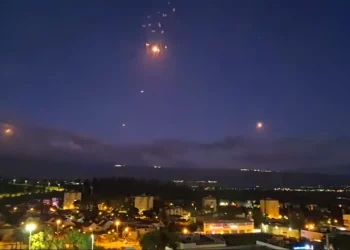Hezbolá lanza más de 30 cohetes hacia Israel desde Líbano