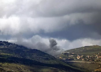 Informe libanés: Ataque aéreo israelí mata a una mujer y a un niño en Líbano