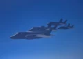 Dos aviones F-35A Lightning II del Escuadrón de Cazas 421 de las Fuerzas Aéreas estadounidenses vuelan lado a lado con dos aviones F-35I Lightning II "Adir" de las Fuerzas Aéreas israelíes durante el ejercicio "Enduring Lightning II" sobre el sur de Israel el 2 de agosto de 2020. Al tiempo que forjan una asociación resuelta, los aliados se entrenan para mantener una postura preparada para disuadir a los agresores regionales. (Foto de la Fuerza Aérea de EE.UU. por el sargento técnico Charles Taylor)