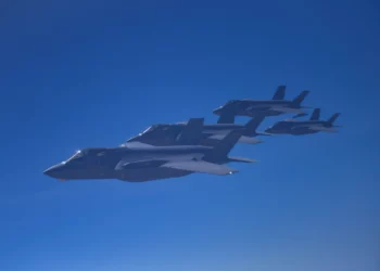 Dos aviones F-35A Lightning II del Escuadrón de Cazas 421 de las Fuerzas Aéreas estadounidenses vuelan lado a lado con dos aviones F-35I Lightning II "Adir" de las Fuerzas Aéreas israelíes durante el ejercicio "Enduring Lightning II" sobre el sur de Israel el 2 de agosto de 2020. Al tiempo que forjan una asociación resuelta, los aliados se entrenan para mantener una postura preparada para disuadir a los agresores regionales. (Foto de la Fuerza Aérea de EE.UU. por el sargento técnico Charles Taylor)
