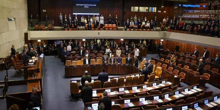 La Knesset, el parlamento de Israel, ha emitido su voto favorable hacia la declaración presentada por el primer ministro Benjamin Netanyahu, en la que se expresa oposición frente a la instauración "unilateral" de un Estado palestino. Esta posición se adopta en medio de un incremento en los llamados internacionales para reactivar las negociaciones orientadas a conseguir una “solución de dos Estados”. El comunicado emitido por el partido de Netanyahu, el Likud, señala que la declaración, que recibió luz verde esta semana por parte del Consejo de Ministros, contó con el apoyo de 99 de los 120 miembros del legislativo. En el documento se destaca la posición de Israel, que sostiene que cualquier arreglo definitivo con los palestinos debe lograrse a través de diálogos directos entre ambas partes, excluyendo la intervención o imposiciones de actores internacionales. Yair Lapid, líder de la oposición y uno de los votantes a favor de la resolución, comunicó a los legisladores que, pese a su apoyo, considera que no existe una verdadera intención por parte de Estados Unidos de reconocer un Estado palestino de manera unilateral.