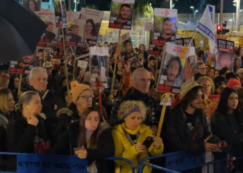Manifestantes en Tel Aviv exigen liberación de rehenes a cambio de liberar a miles de terroristas