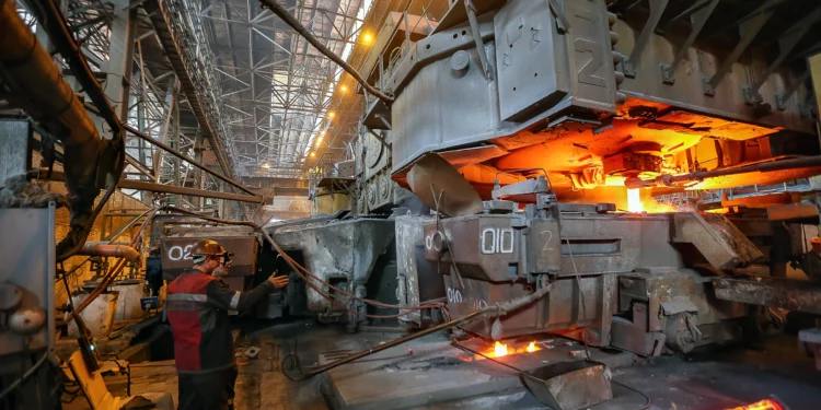 Gigante ucraniano del acero enfrenta caída del 31% en producción