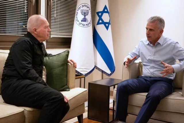 Ministro de Defensa se reúne con el jefe del Mossad en medio de las conversaciones sobre los rehenes