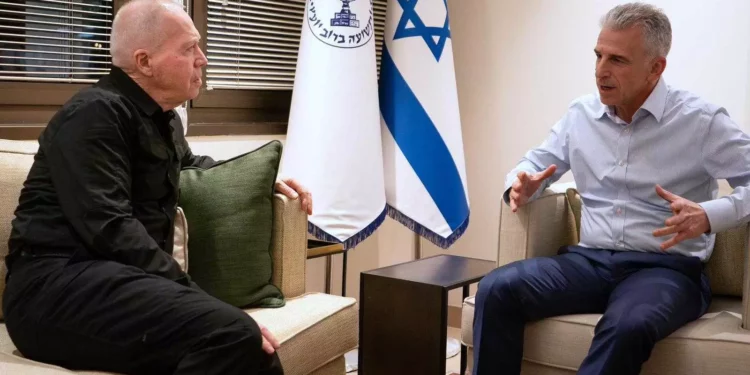 Ministro de Defensa se reúne con el jefe del Mossad en medio de las conversaciones sobre los rehenes