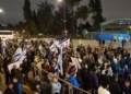 Manifestantes se reúnen frente a la sede de la UNRWA en Jerusalén