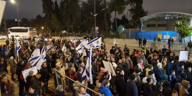 Manifestantes se reúnen frente a la sede de la UNRWA en Jerusalén