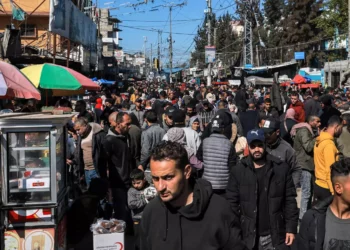 Palestinos caminan por una concurrida calle principal de Rafah, en el sur de la Franja de Gaza, el 8 de febrero de 2024, en medio de la guerra en curso entre Israel y el grupo terrorista palestino Hamás. (Mohammed Abed/AFP)