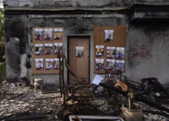 Fotografías de rehenes israelíes retenidos en la Franja de Gaza colocadas en una casa del kibutz Be'eri, Israel, 20 de diciembre de 2023. (AP/Ohad Zwigenberg)