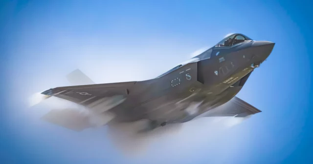Estampidos sónicos y conos de Mach en los aviones de combate