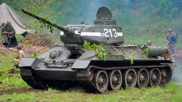 T-34 vs. Cromwell: ¿Cuál fue mejor en la II Guerra Mundial?