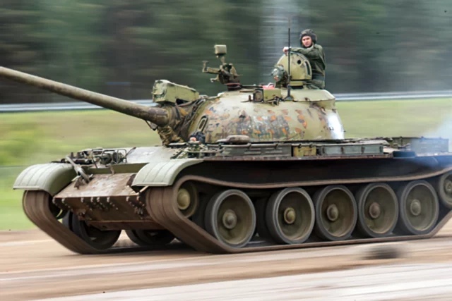 Destrucción de un tanque T-55 ruso por un dron FPV ucraniano en Kherson