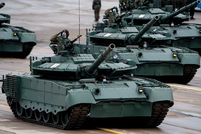 Rusia recibe nuevos tanques T-80BVM de Omsktransmash