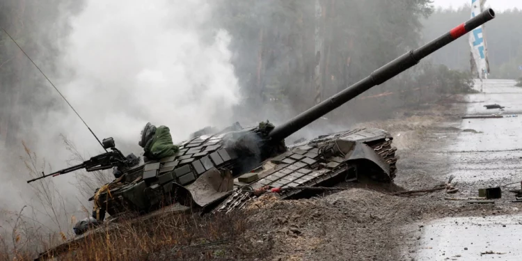 Tropas rusas innovan en reparaciones de tanques en el campo