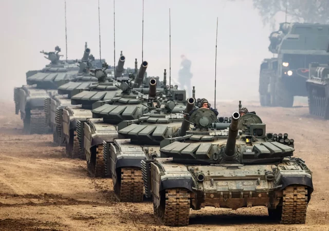 Rusia podría recibir cientos de tanques reexportados desde la India