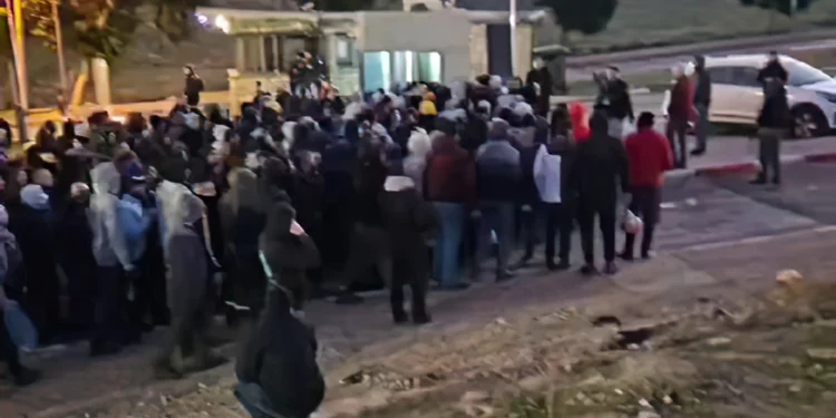 Cientos de palestinos entran sin control en zona industrial de Judea y Samaria por corte de electricidad