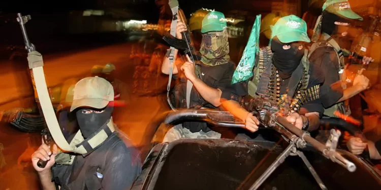 Hamás robó camiones de ayuda en Gaza para usarlos como transporte