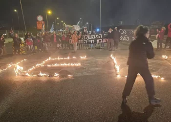 Manifestantes a favor del acuerdo sobre los rehenes bloquean la autopista de Tel Aviv