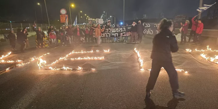 Manifestantes a favor del acuerdo sobre los rehenes bloquean la autopista de Tel Aviv
