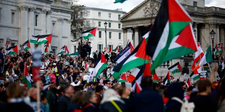 Miles se reúnen en Londres para manifestación antiisraelí