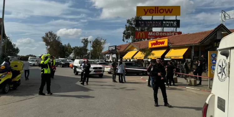 Ataque terrorista palestino con cuchillo: Un herido grave y dos leves
