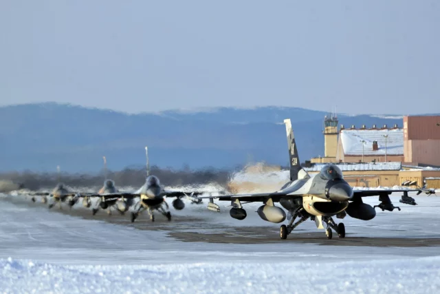 Ucrania recibe más F-16 de la OTAN y aviones MiG-29 de Serbia
