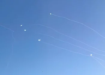 Cien cohetes lanzados por Hezbolá contra Israel