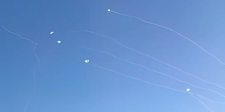 Cien cohetes lanzados por Hezbolá contra Israel