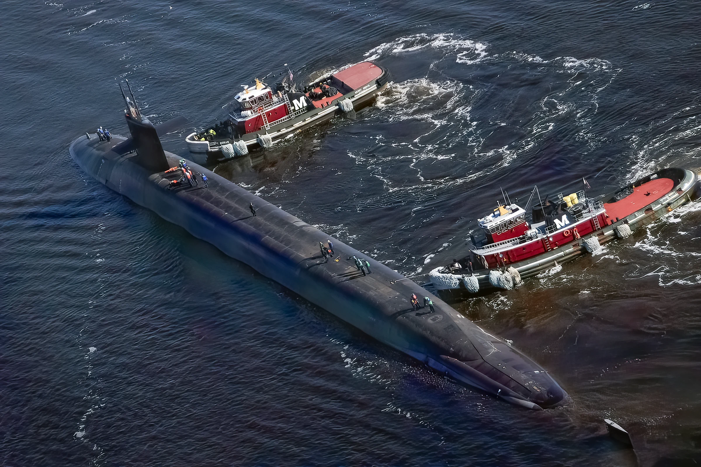 La tripulación azul del submarino de misiles balísticos USS Henry M. Jackson (SSBN 730) transita por el Canal Hood mientras regresa a casa a la Base Naval Kitsap-Bangor tras una patrulla rutinaria de disuasión estratégica el 30 de septiembre de 2015. Foto de la Armada de EE. UU.