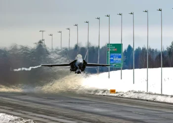 F/A-18 despegan y aterrizan en una carretera nevada en misión