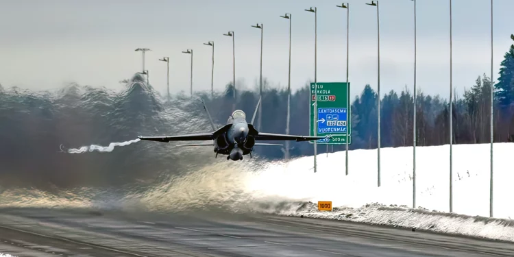 F/A-18 despegan y aterrizan en una carretera nevada en misión