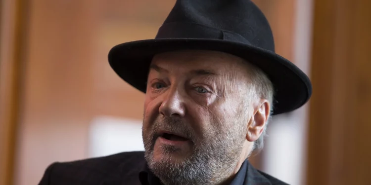 George Galloway habla durante una entrevista en su oficina de Bradford, Inglaterra, el 22 de abril de 2015. (AP Foto/Jon Super)