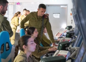 Jefe de las IDF se reúne con mujeres soldado de vigilancia