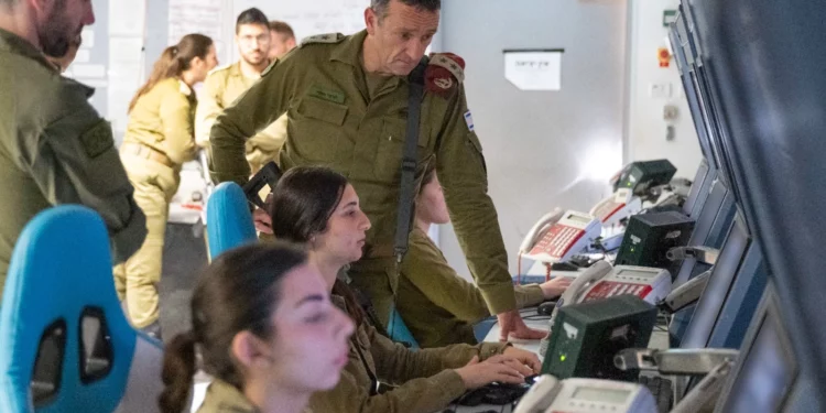 Jefe de las IDF se reúne con mujeres soldado de vigilancia