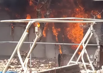 Ataque con cohetes de Hezbolá provoca incendio