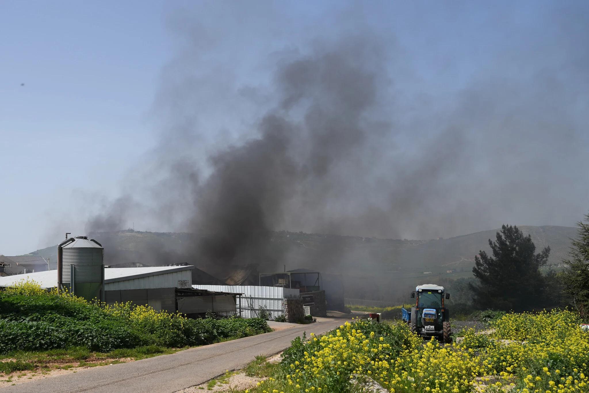 Se observa un incendio en una bodega de la comunidad norteña de Avivim tras un ataque con misiles de Hezbolá, 26 de marzo de 2024. (Ayal Margolin/Flash90)