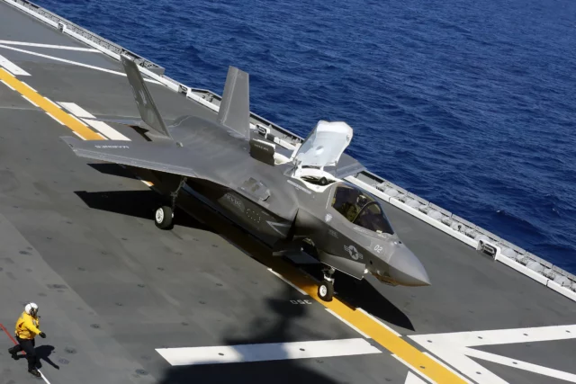 HMS Prince of Wales se despliega con F-35B y helicópteros Wildcat
