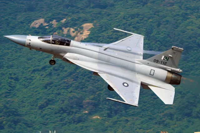 Misiles turcos y aviónica mejorarán cazas JF-17 de Azerbaiyán