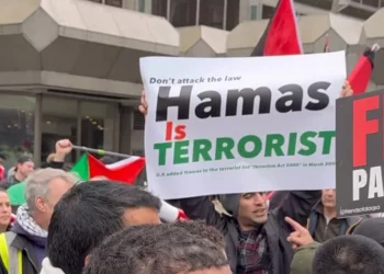 Policía de Londres detiene a manifestante con cartel contra Hamás