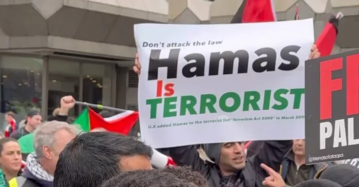 Policía de Londres detiene a manifestante con cartel contra Hamás