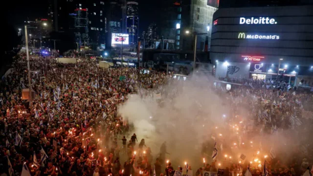 Enfrentamientos entre la policía y manifestantes de izquierda en Tel Aviv