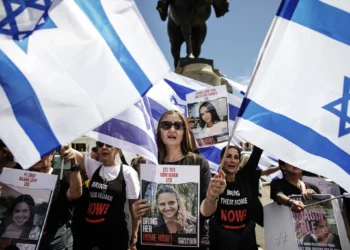 Mujeres judías de Sudáfrica protestan por los crímenes de Hamás contra mujeres rehenes