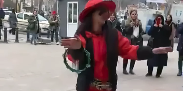 Irán detiene a dos mujeres por bailar en público